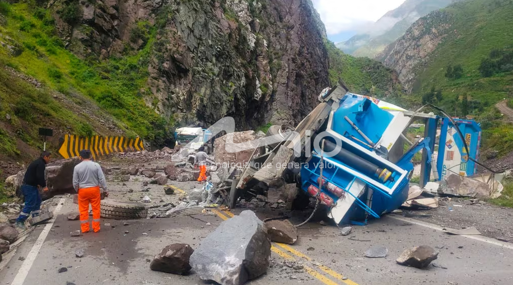 camion-con-tolva-destrozada